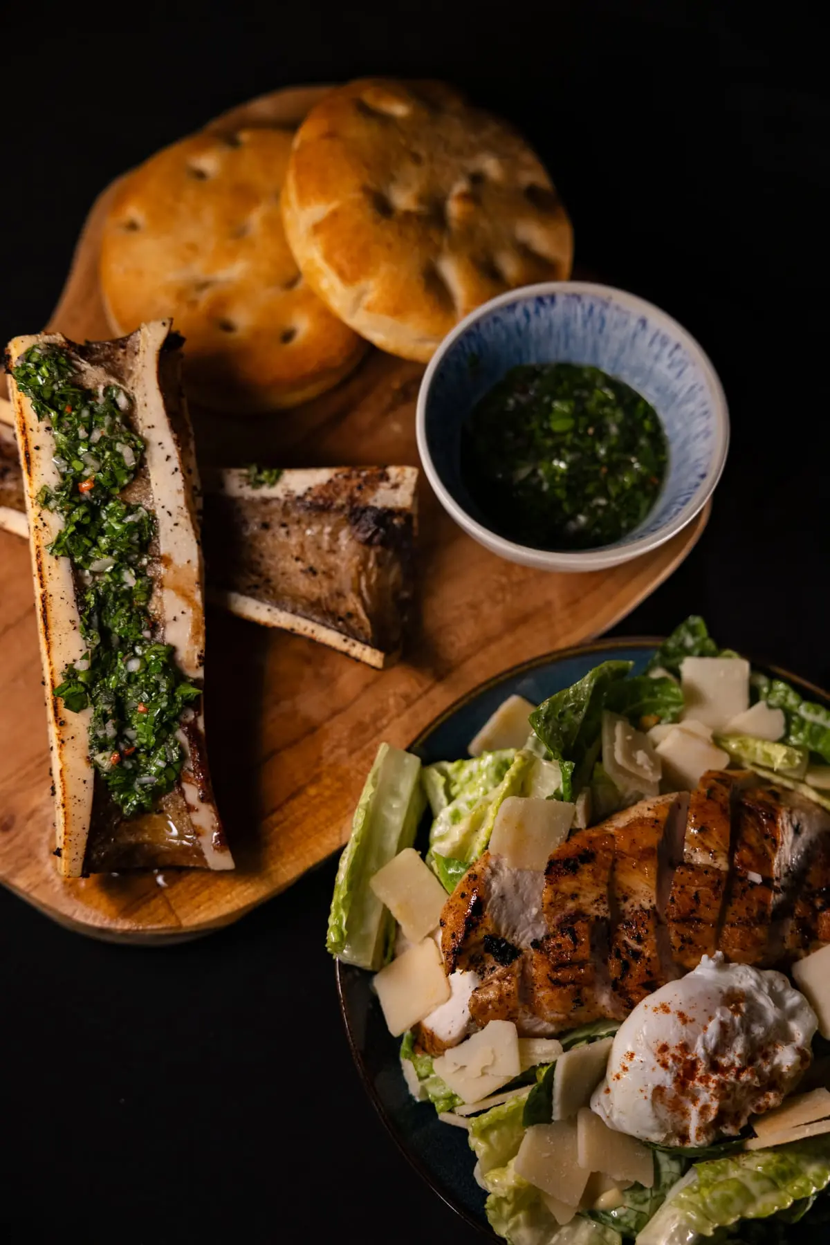 Mergpijp met kruidenboter, flatbread en een caesarsalade.