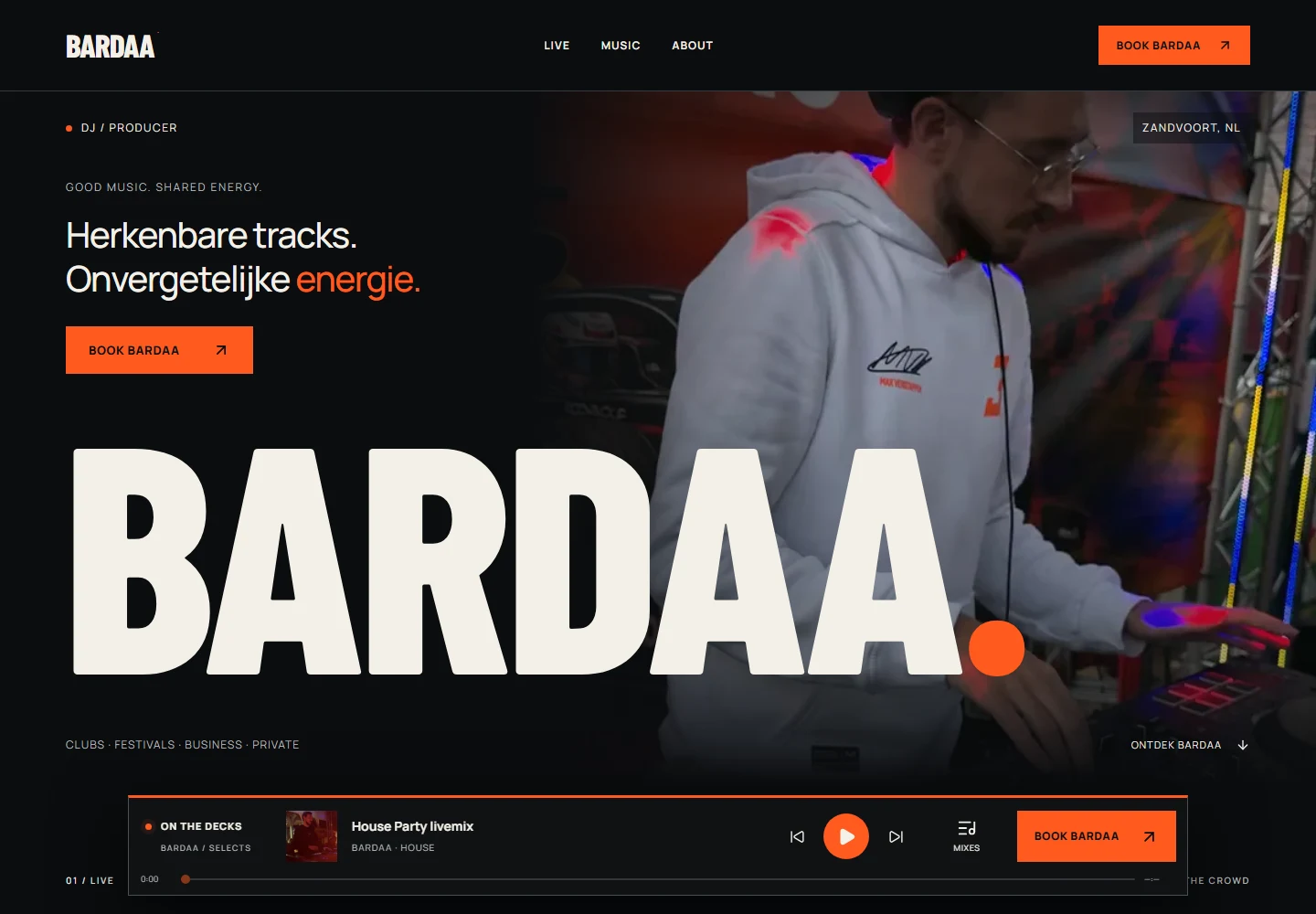 De echte BARDAA-website met groot woordmerk, optreden op de achtergrond, muziekspeler en boekingsknop.