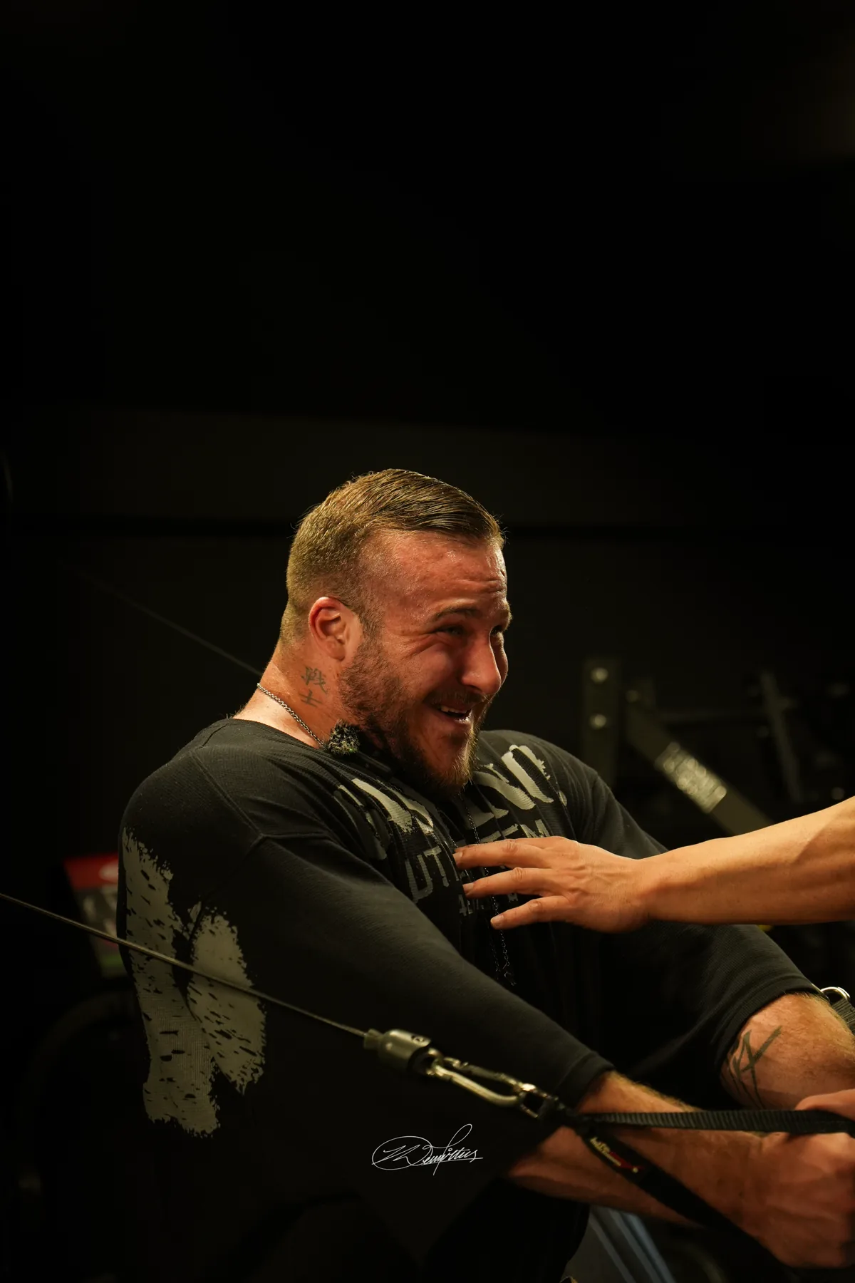 Finn begeleidt iemand persoonlijk tijdens een training in de gym.